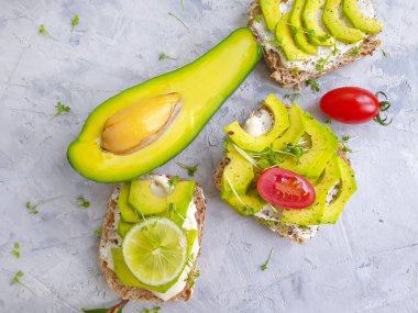 Avokado sandviçi, beton kaplama domates. 