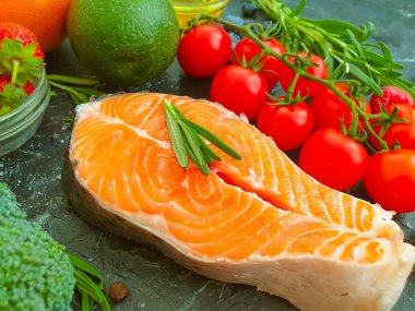 Beton zemin üzerinde kırmızı balık