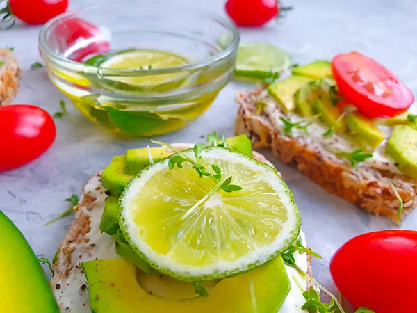 Avokado sandviçi, beton kaplama domates. 