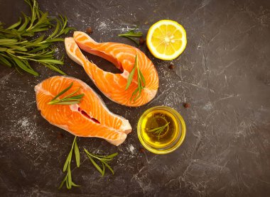 Beton zemin üzerinde taze kırmızı balık