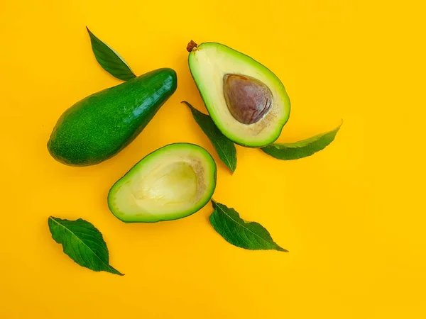 Frische Avocado Auf Farbigem Hintergrund — Stockfoto