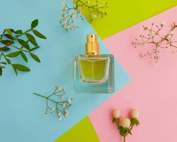 Fles Parfum Bloem Een Gekleurde Achtergrond — Stockfoto