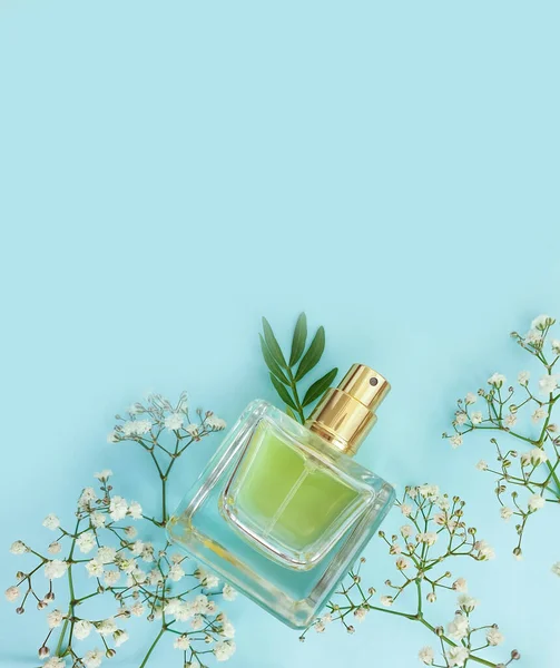 Fles Parfum Bloem Een Gekleurde Achtergrond — Stockfoto