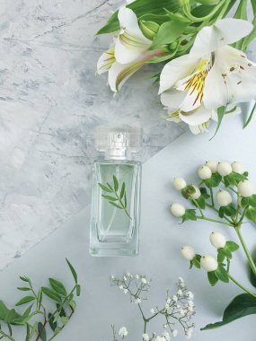 Beton bir arka planda şişe parfümü çiçeği