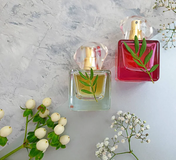 Bottle Perfume Flower Concrete Background — Stock Photo, Image