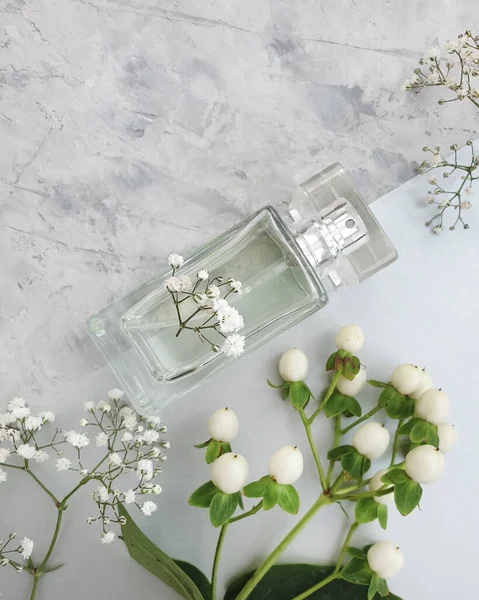 Bouteille Parfum Fleur Sur Fond Béton — Photo