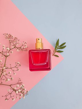 Renkli arka planda bir şişe parfümü çiçeği.