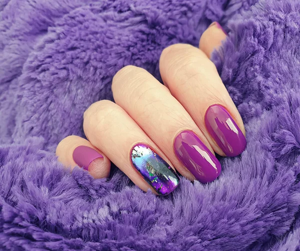 Mano Femminile Bella Elegante Manicure Maglione — Foto Stock