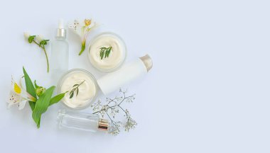Kozmetik krem, beyaz arka planda çiçek