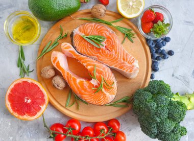 Somut arka plan hazırlığı üzerine kırmızı balık