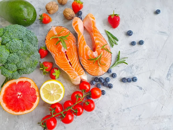 Somut arka plan hazırlığı üzerine kırmızı balık