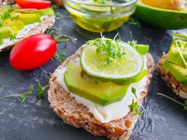 Avokado sandviçi, beton kaplama domates.