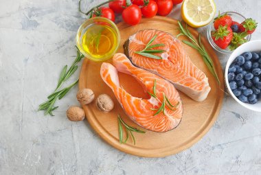 Beton zemin üzerinde kırmızı balık 