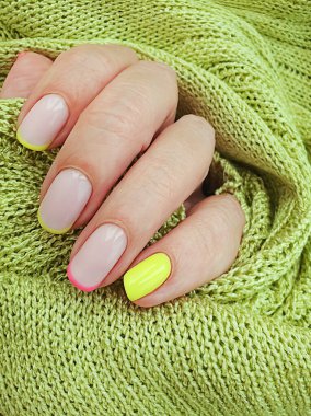 Kadın eli, zarif manikür süveter.