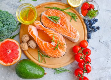  Beton zemin hazırlama deniz ürünleri üzerinde kırmızı balık