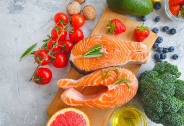  Beton zemin hazırlama deniz ürünleri üzerinde kırmızı balık