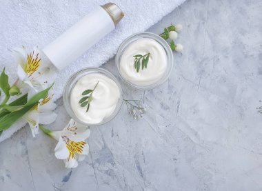 Kozmetik krem, çimento arka planda çiçek