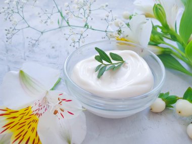 Kozmetik krem, çimento arka planda çiçek