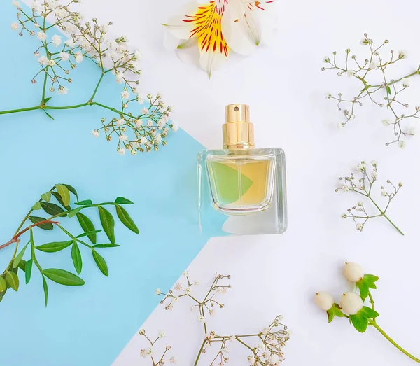Fles Parfum Bloem Een Gekleurde Achtergrond — Stockfoto