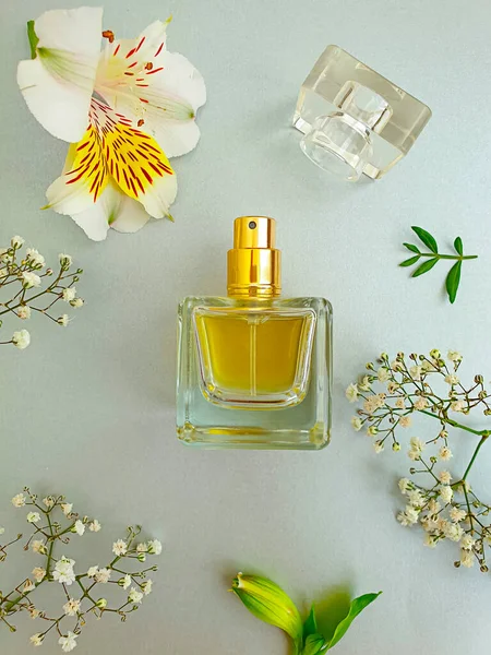 Fles Parfum Bloem Een Gekleurde Achtergrond — Stockfoto