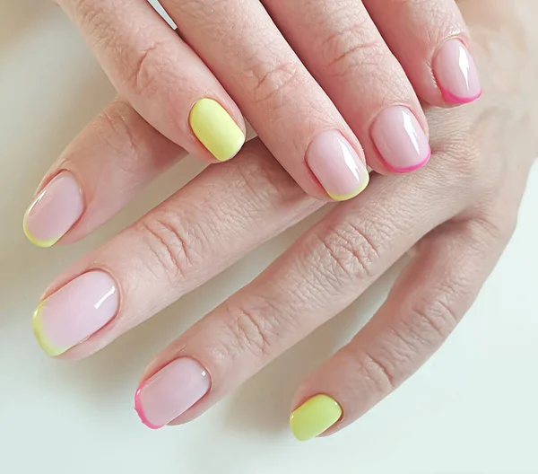 Mão Feminina Bela Manicure Fundo Colorido — Fotografia de Stock
