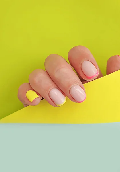 Manicura Hermosa Mano Femenina Sobre Fondo Color — Foto de Stock