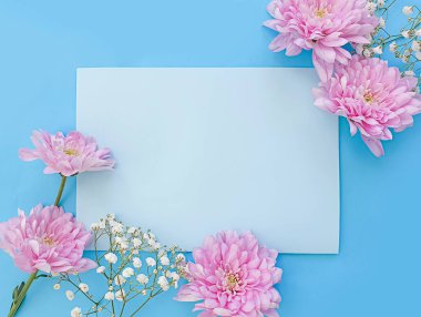 Zarf ve çiçek renkli bir arkaplanda