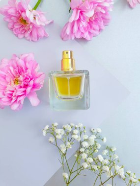  Renkli arka planda bir şişe parfümü çiçeği.