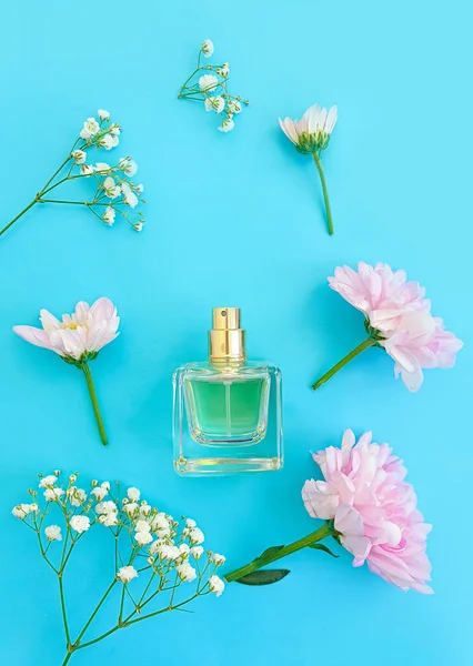 Bouteille Parfum Fleur Sur Fond Coloré — Photo