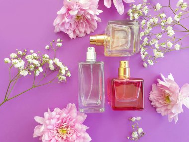  Renkli arka planda bir şişe parfümü çiçeği.