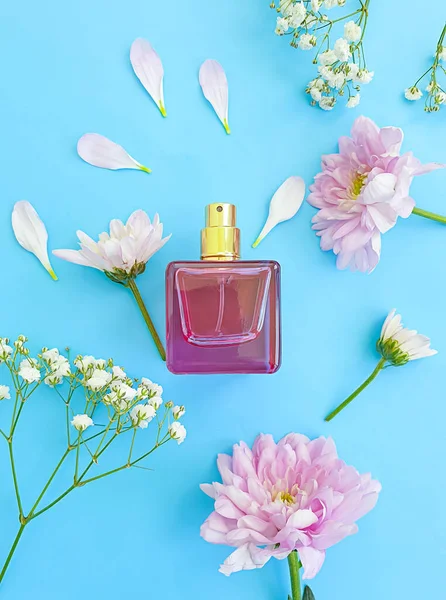 Flor Perfume Garrafa Fundo Colorido — Fotografia de Stock