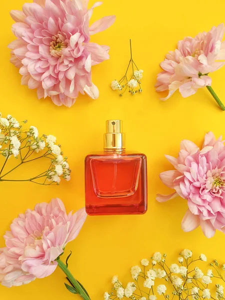 Bouteille Parfum Fleur Sur Fond Coloré — Photo