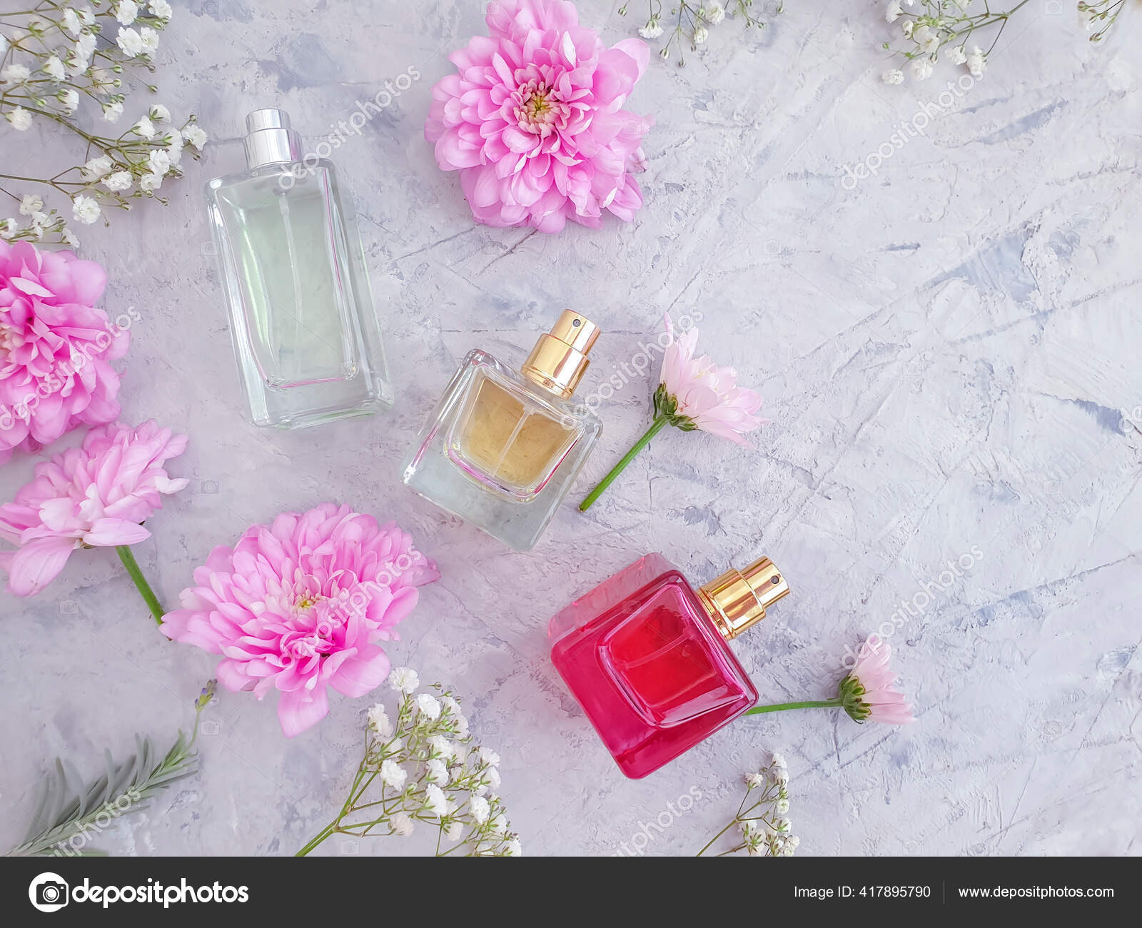 混凝土背景上的瓶装香水花 图库照片 C Tanyalovus