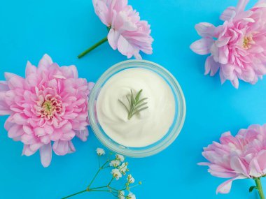 Kozmetik krem, renkli bir arka planda çiçek