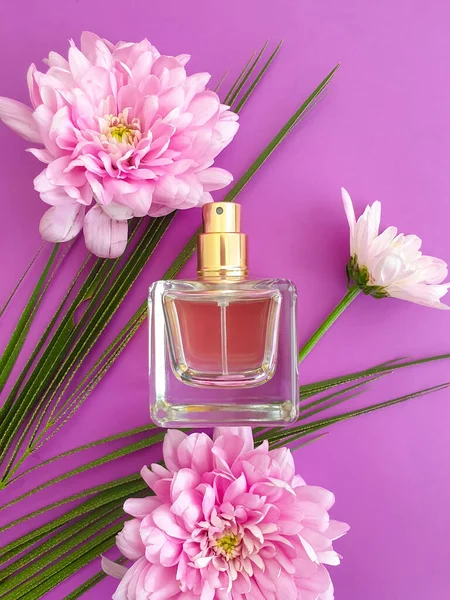 Bouteille Parfum Fleur Sur Fond Coloré — Photo