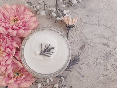 Kozmetik krem, çimento arka planda çiçek