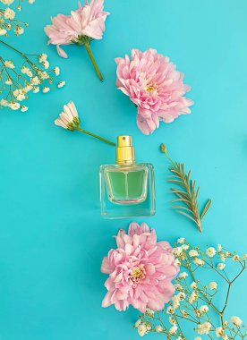 Renkli arka planda bir şişe parfümü çiçeği.