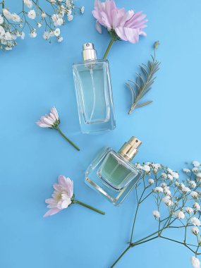 Renkli arka planda bir şişe parfümü çiçeği.