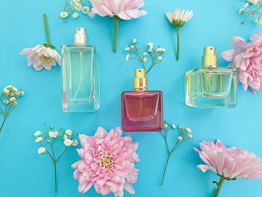 Renkli arka planda bir şişe parfümü çiçeği.