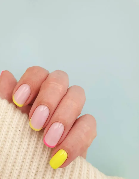 Vrouwelijke Hand Mooie Manicure Een Gekleurde Achtergrond — Stockfoto