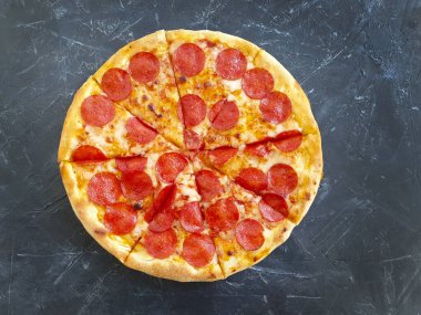 Beton arka planda sosisli pizza.