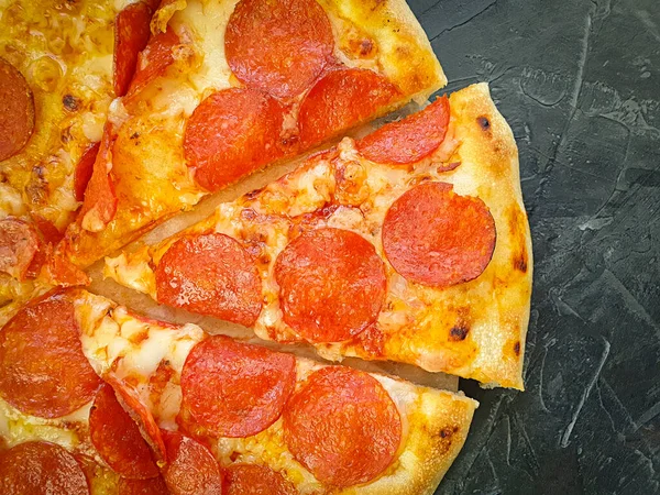 有混凝土背景香肠的披萨 — 图库照片
