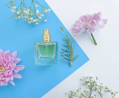 Renkli arka planda bir şişe parfümü çiçeği.