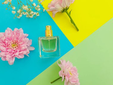 Renkli arka planda bir şişe parfümü çiçeği.