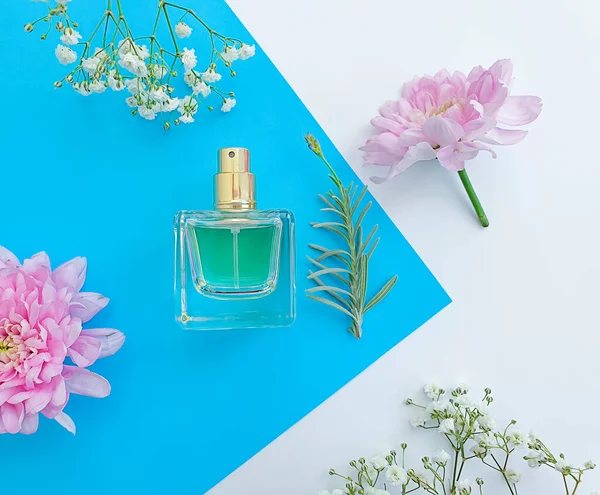 Fles Parfum Bloem Een Gekleurde Achtergrond — Stockfoto