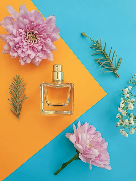 Bouteille Parfum Fleur Sur Fond Coloré — Photo