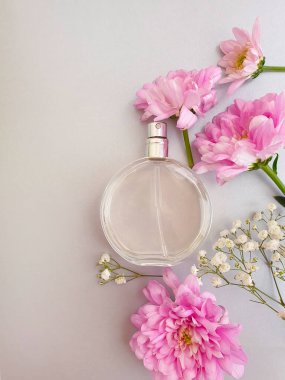 Renkli arka planda bir şişe parfümü çiçeği.