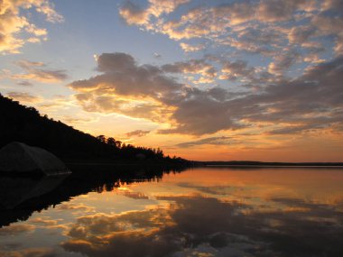 dağlarda bir gölde gün batımı