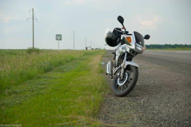 alana yakın yolda motosiklet