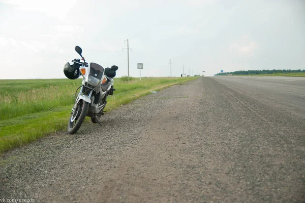 Motorkerékpár Úton Pálya Közelében — Stock Fotó